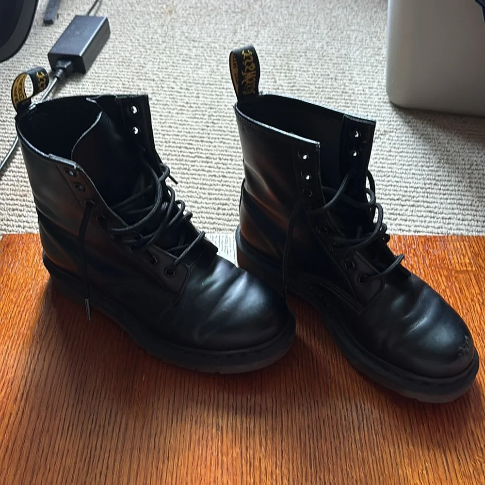DR MATRENS Leather Lace up 8-eye black boot. Size U.S. 6. - Picture 4 of 10